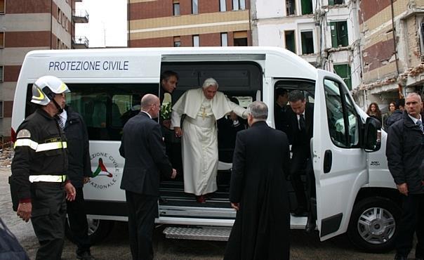 Papst Benedict XVI. besuchte in einem Fiat Ducato des italienischen Zivilschutzes die Erdbebenregion. Foto: Auto-Reporter/Fiat